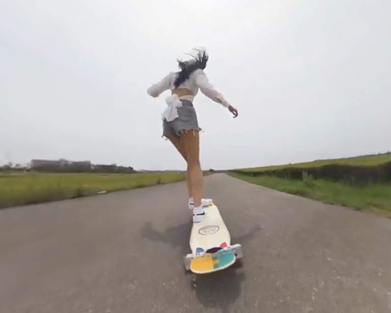 虚拟现实 - 牛仔热裤长腿美女的滑板运动