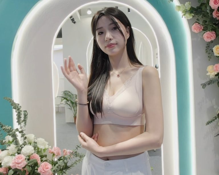 8K VR - 面前的高挑模特 A tall model stands in front of you