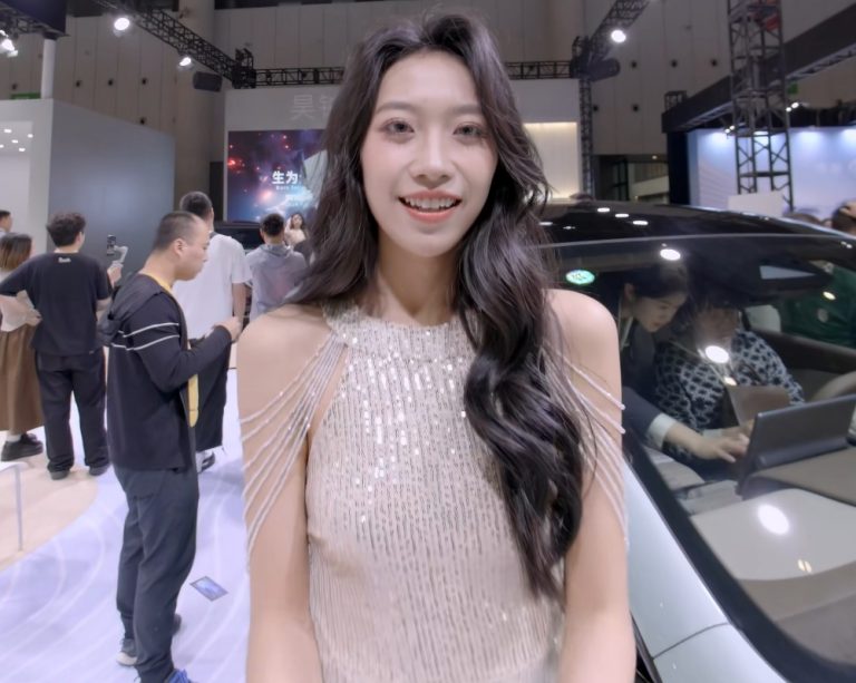 VR车展 Beautiful auto salon girls in the Auto Salon of Chengdu, China