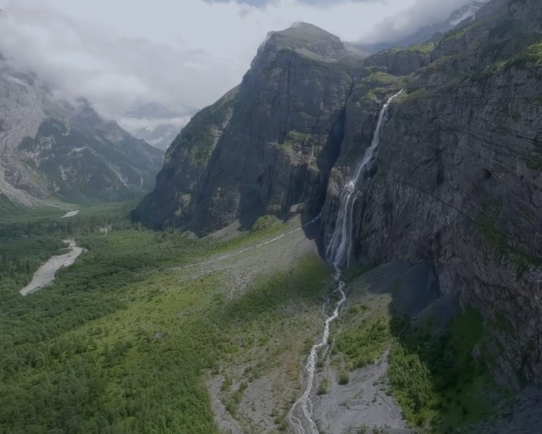 MOUNTAIN 清澈的山间溪流 CLEAR MOUNTAIN WATERS