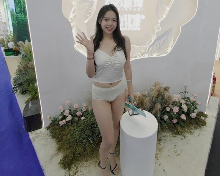 vr模特 Four models in this video