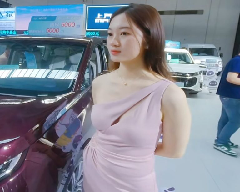 show girl Maxus 上汽大通车展