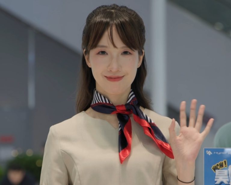 Model at Auto Show 2K