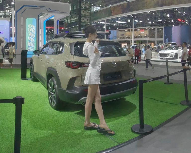 白裙 性感汽车模特 Sexy car model in a white dress