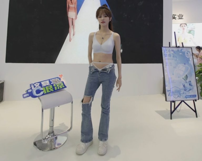 SUIF 内衣展会模特 The model at the booth of HONGJUN at SUIF2024