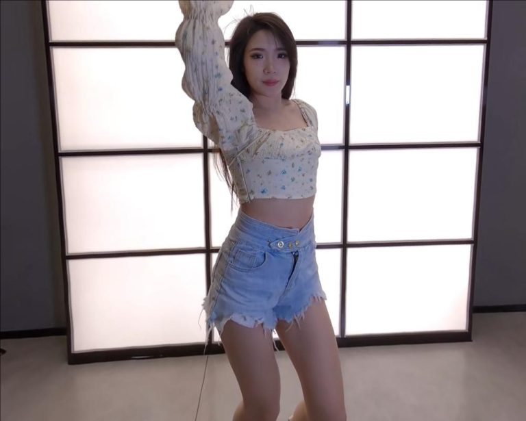 VR热舞 - 近距离感受甜妹舞蹈 8K