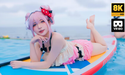 vr相机 - Cute girl playing on the Paddle Board in the pool 8K 泳池里的可爱女孩