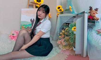 vr下载网 腼腆女生在房间等你